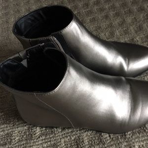 SUPER CUTE COPPER COLORED ANKLE BOOTS